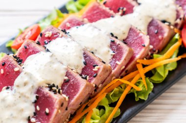 Sebze salatası ve soslu taze ton balığı. Sağlıklı yiyecek.