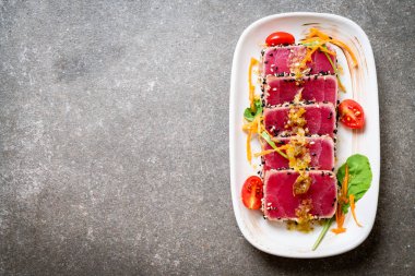 Taze orkinos ile baharatlı salata sosu - ham sağlıklı gıda