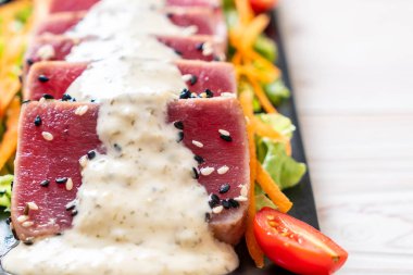 Sebze salatası ve soslu taze ton balığı. Sağlıklı yiyecek.