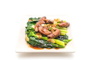 Beyaz arka plan üzerinde izole sarımsaklı istiridye soslu kızarmış Hong Kong Kale heyecan