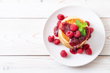 Taze ahududu ve frambuaz sos ile gözleme