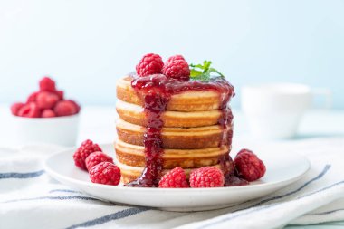 Taze ahududu ve frambuaz sos ile gözleme