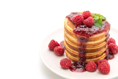 Taze ahududu ve beyaz arka plan üzerinde izole frambuaz sos ile gözleme