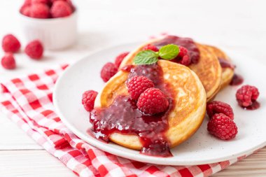 Taze ahududu ve frambuaz sos ile sufle gözleme