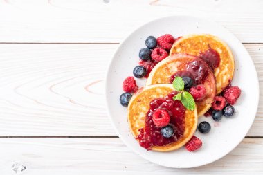 Taze ahududu ve yabanmersinli gözleme.