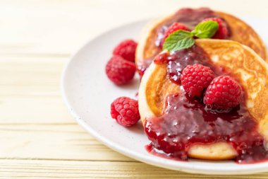 Taze ahududu ve frambuaz sos ile sufle gözleme