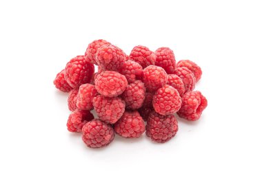 Beyaz arka planda izole edilmiş taze ahududu