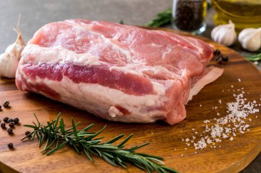 taze domuz ham filetosu ahşap tahta üzerinde