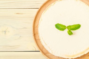 Ahşap zemin üzerine nane ile ev yapımı cheesecake