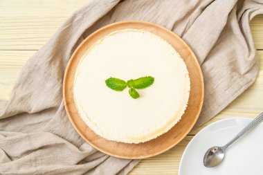 Ahşap zemin üzerine nane ile ev yapımı cheesecake
