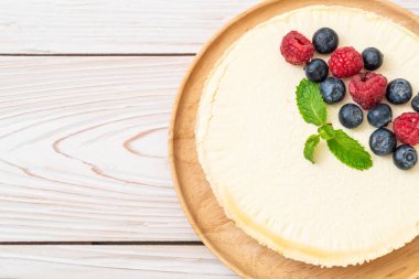 Ev yapımı cheesecake taze ahududu ve yaban mersini ile