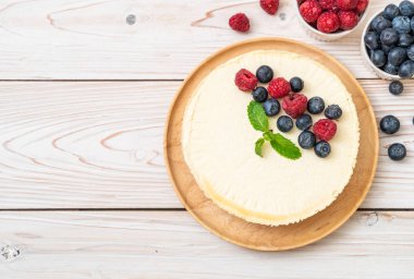 Ev yapımı cheesecake taze ahududu ve yaban mersini ile