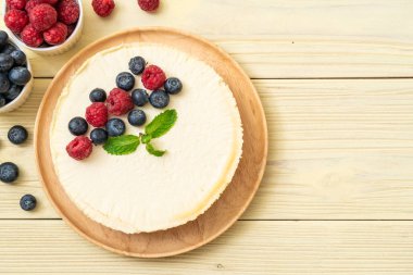 Ev yapımı cheesecake taze ahududu ve yaban mersini ile