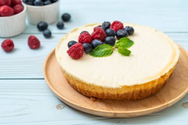 Ev yapımı cheesecake taze ahududu ve yaban mersini ile