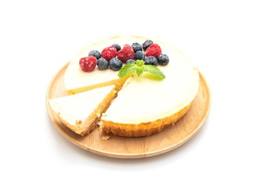 Ahududu ve beyaz arka plan üzerinde izole yaban mersini ile ev yapımı cheesecake