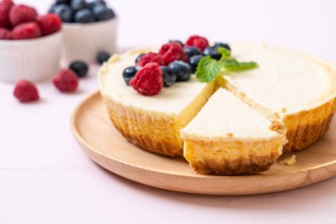Ev yapımı cheesecake taze ahududu ve yaban mersini ile