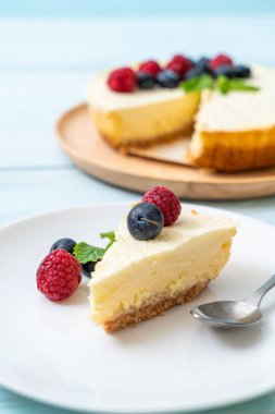 Ev yapımı cheesecake taze ahududu ve yaban mersini ile