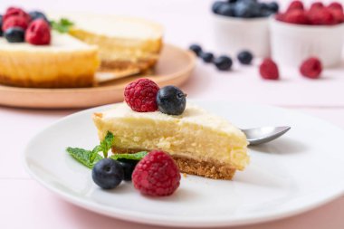 Ev yapımı cheesecake taze ahududu ve yaban mersini ile