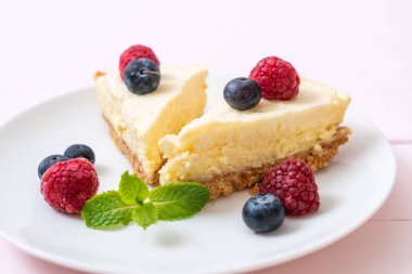 Ev yapımı cheesecake taze ahududu ve yaban mersini ile