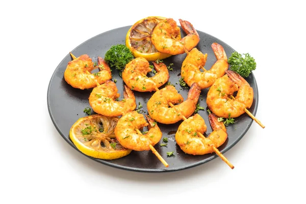 Beyaz arka plan üzerinde izole limon ile ızgara kaplan karides şiş