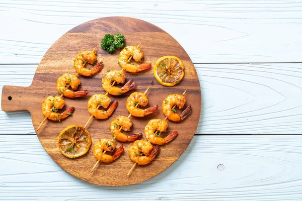 Limon - deniz ürünleri tarzı ile ızgara kaplan karides şiş