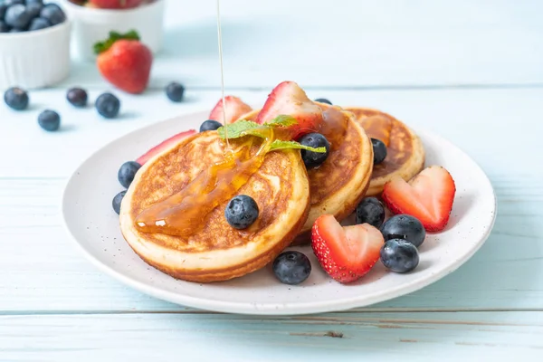 taze yaban mersini, taze çilek ve bal ile sufle gözleme