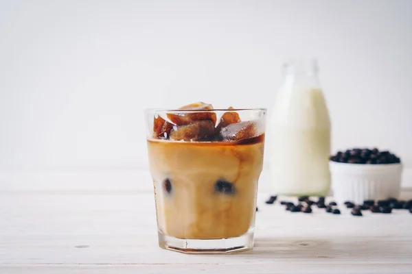 Kopi Dengan Susu Atas Meja Kayu — Stok Foto