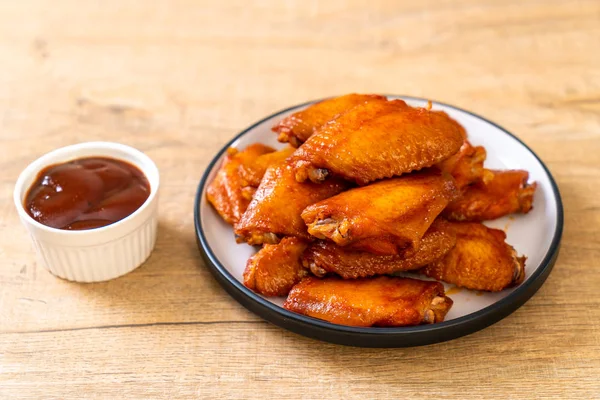 Barbekü tavuk kanadı sosu ile