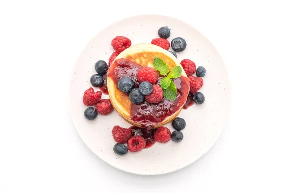 신선한 딸기와 배경에 블루베리 팬케이크 — 스톡 사진