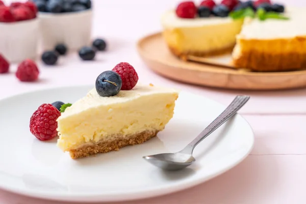 Tarta Queso Casera Con Frambuesas Frescas Arándanos —  Fotos de Stock