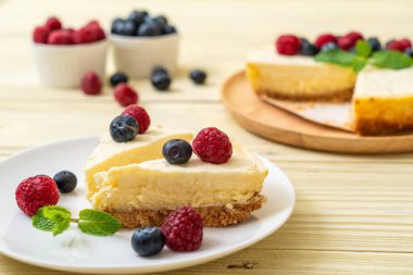 Ev yapımı cheesecake taze ahududu ve yaban mersini ile