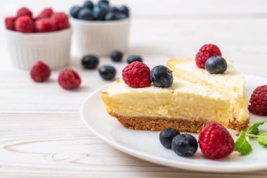 Ev yapımı cheesecake taze ahududu ve yaban mersini ile