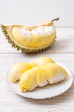 Ahşap zemin üzerinde taze Durian meyvesi