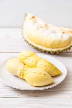Ahşap zemin üzerinde taze Durian meyvesi