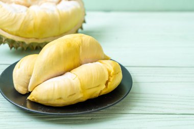 Ahşap zemin üzerinde taze Durian meyvesi