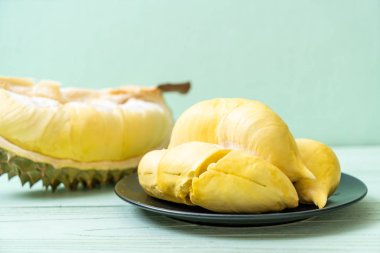 Ahşap zemin üzerinde taze Durian meyvesi