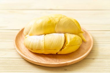 Ahşap zemin üzerinde taze Durian meyvesi