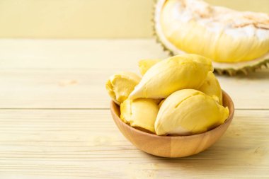 Ahşap zemin üzerinde taze Durian meyvesi