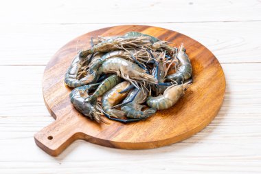 kesme tahtası üzerinde taze mavi karides