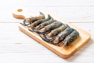 kesme tahtası üzerinde taze mavi karides