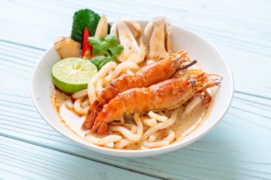 Baharatlı karides udon ramen noodle (Tom Yum Goong) - Japon füzyon gıda tarzı