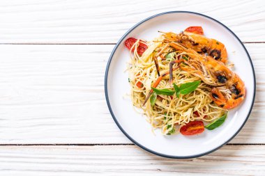 ızgara karides ve domates - İtalyan Füzyon gıda tarzı ile tavada kızartılmış spagetti