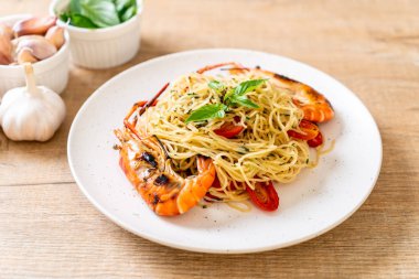 ızgara karides ve domates - İtalyan Füzyon gıda tarzı ile tavada kızartılmış spagetti
