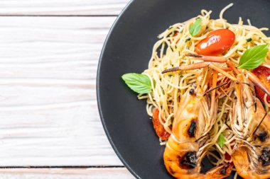 ızgara karides ve domates - İtalyan Füzyon gıda tarzı ile tavada kızartılmış spagetti