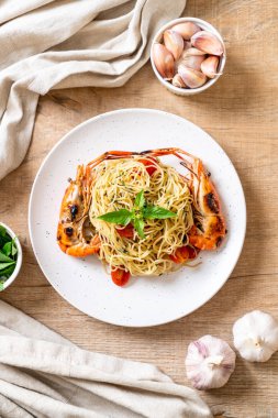 ızgara karides ve domates - İtalyan Füzyon gıda tarzı ile tavada kızartılmış spagetti