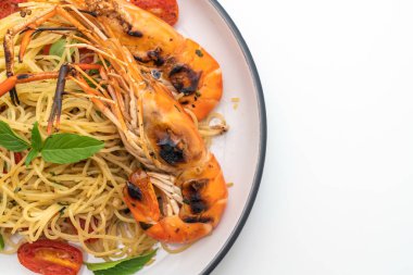 ızgara karides ve beyaz arka plan üzerinde izole domates ile tavada kızartılmış spagetti