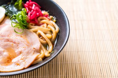 Baharatlı miso udon ramen noodle ile domuz eti - Japon gıda tarzı