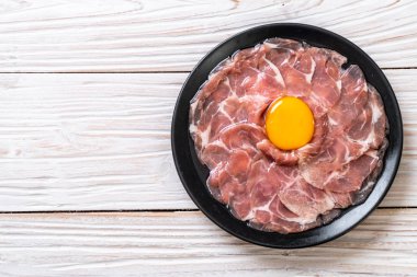 taze dilimlenmiş domuz ham yumurta pişirme veya shabu shabu ve sukiyaki yapma ile