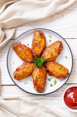 Beyaz susamlı ızgara tavuk kanadı.