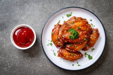 Beyaz susamlı ızgara tavuk kanadı.